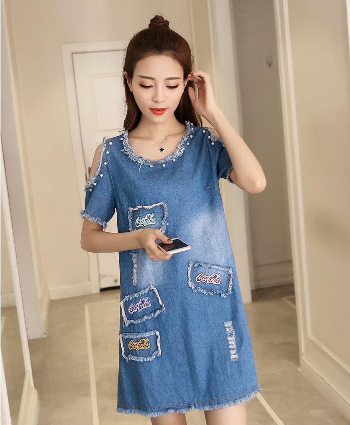 ĐẦM JEAN SUÔNG KHOÉT VAI THÊU CHỮ COCACOLA